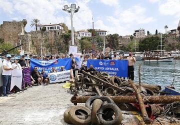 Büyükşehir'den Yat Limanı'nda deniz dip temizliği