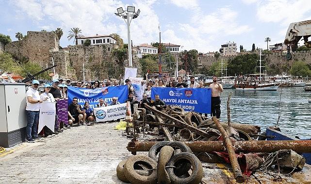 Büyükşehir'den Yat Limanı'nda deniz dip temizliği