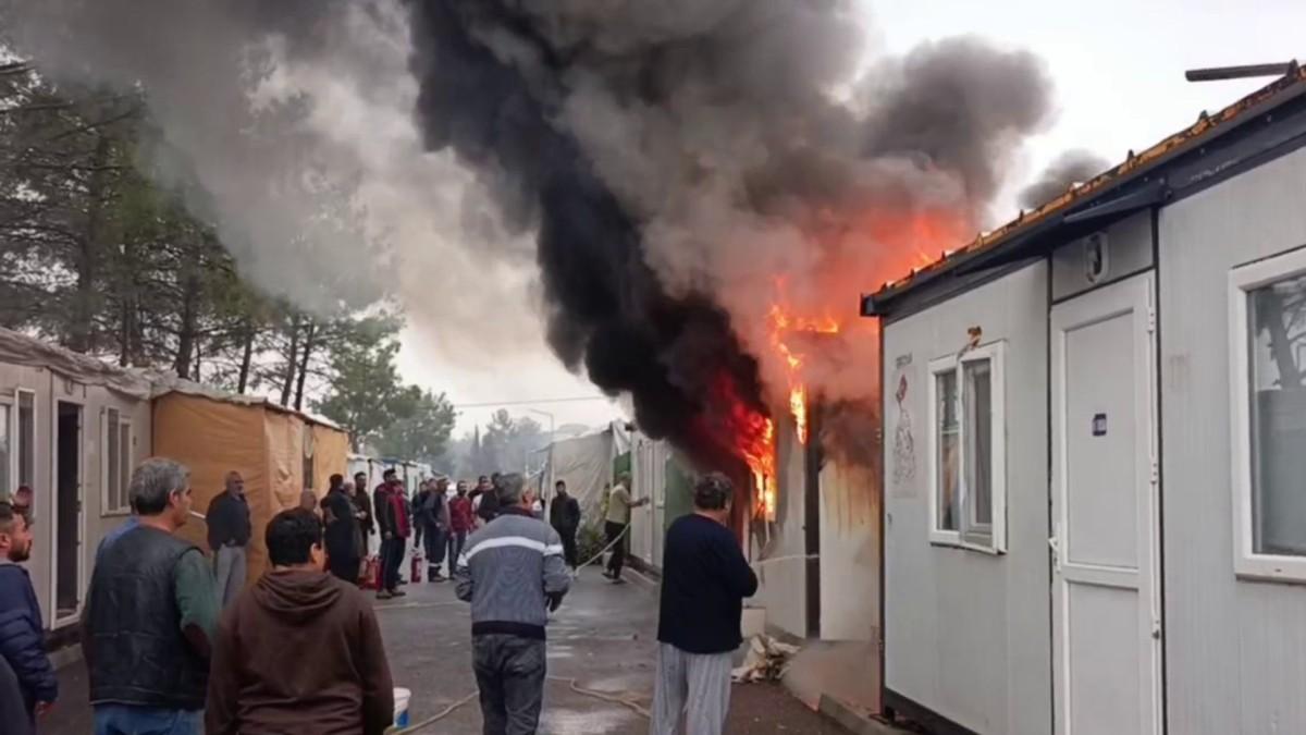 Altınşehir Konteyner Kent’te Yangın: Depremzedeler Su Sıkıp Müdahale Etti - Videolu Haber