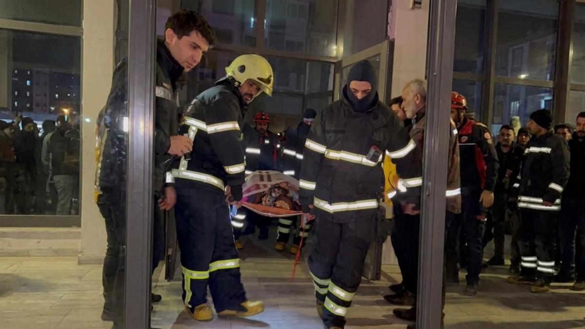 Adıyaman İtfaiyesi’nden gece yarısı su baskını operasyonu: Engelli vatandaş kurtarıldı - Videolu Haber