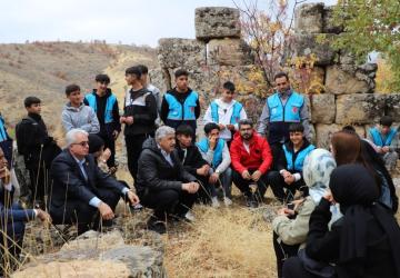 Kahta ve Sincik’te gençler ‘Sonbaharın Renkleri Doğa Yürüyüşü’nde buluştu