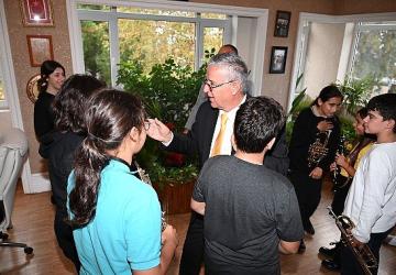 Geleceğin müzisyenlerinden Başkan Topaloğlu'na Öğretmenler Günü sürprizi