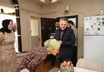 Akın'dan kanseri yenen vatandaşa sürpriz