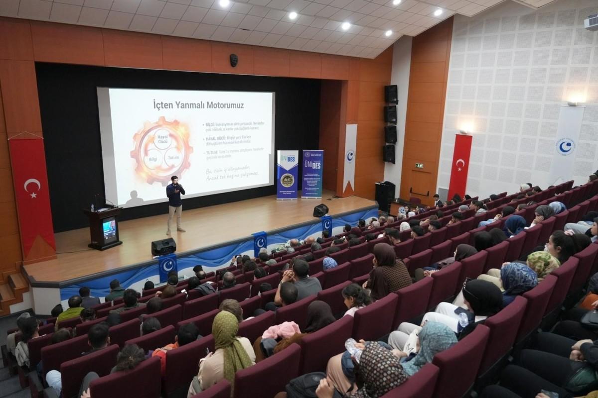 ADYÜ'de "Bilimde ve Sanatta Yaratıcılık" konulu konferans düzenlendi