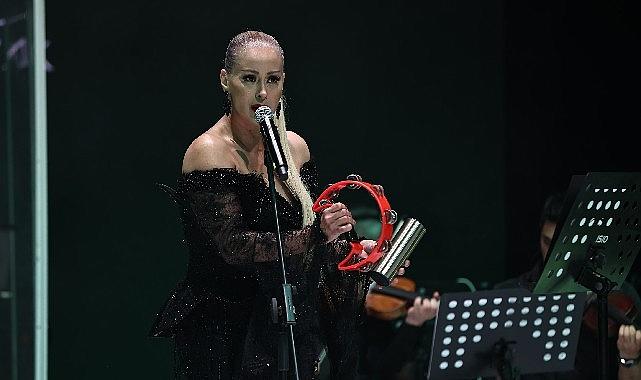 Niran Ünsal İzmir'de Sessizliği Bozdu