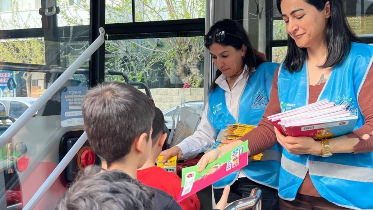 Başkan Tutdere’den çocuklara 23 Nisan hediyesi: 300 boyama setini öğrenciler ulaştırıldı - Videolu Haber