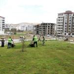 Elazığ Belediyesi, kent genelinde dikim ve bakım çalışmalarını sürdürüyor