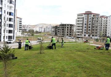 Elazığ Belediyesi, kent genelinde dikim ve bakım çalışmalarını sürdürüyor