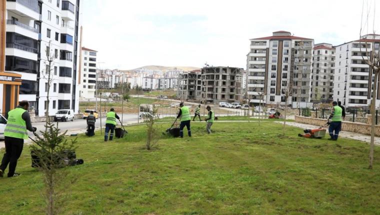 Elazığ Belediyesi, kent genelinde dikim ve bakım çalışmalarını sürdürüyor