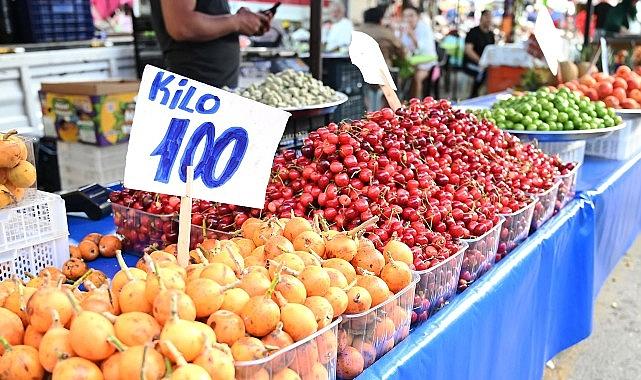 Başkan Topaloğlu'ndan pazar esnafına ziyaret