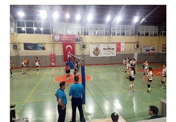 Çiğli Belediyesi'nin Voleybol Takımları Ligde Zirvede