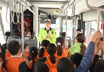 Konya'daki Öğrenciler “Nezaket Otobüsü" ile Trafikte Görgü Kurallarını Öğreniyor