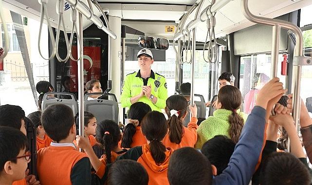 Konya'daki Öğrenciler “Nezaket Otobüsü" ile Trafikte Görgü Kurallarını Öğreniyor