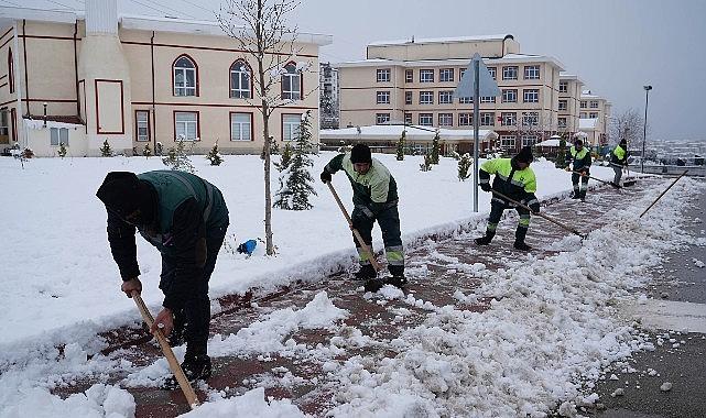 Yaya Güvenliği İçin Kar Küreme ve Tuzlama Seferberliği Devam Ediyor
