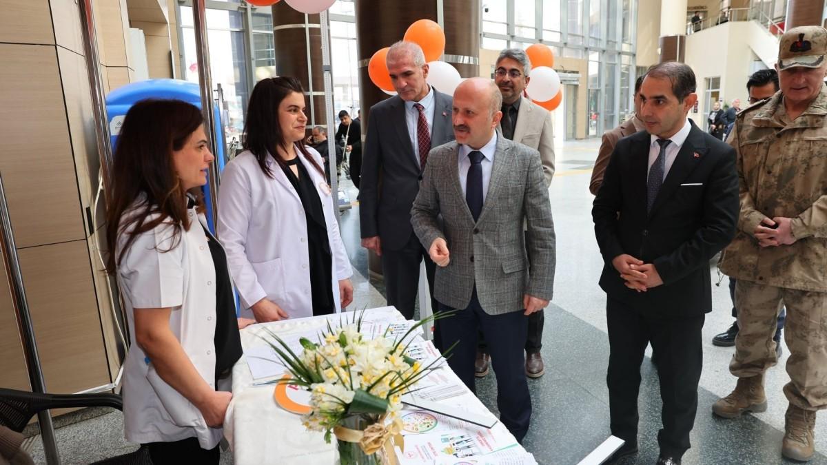 Vali Varol, Dünya Obezite Günü kapsamında kurulan standı ziyaret etti