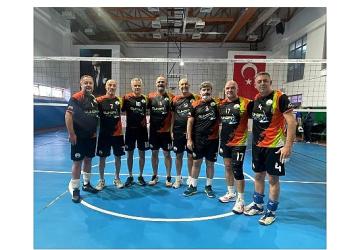 Osmangazi'nin Veteran Voleybolcuları Zirveye Çıktı