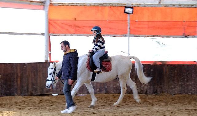 Ara tatili at üstünde geçirdiler