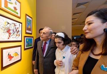 Renklerin Diliyle Farkındalık: Ayşegül'ün Sergisi Büyük İlgi Gördü