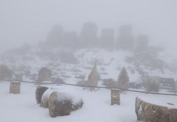 Nemrut Dağı beyaza büründü, heykeller kartpostallık görüntüler oluşturdu - Videolu Haber
