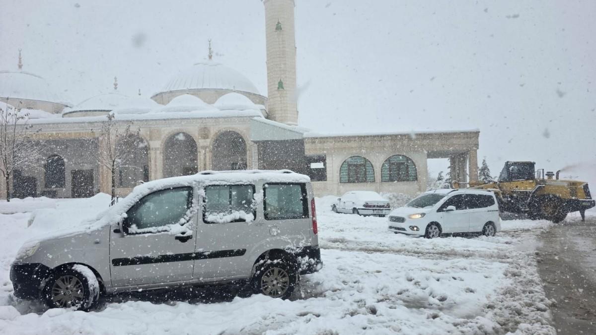 Adıyaman'ın bazı bölgelerinde kar yağışı etkisini sürdürüyor