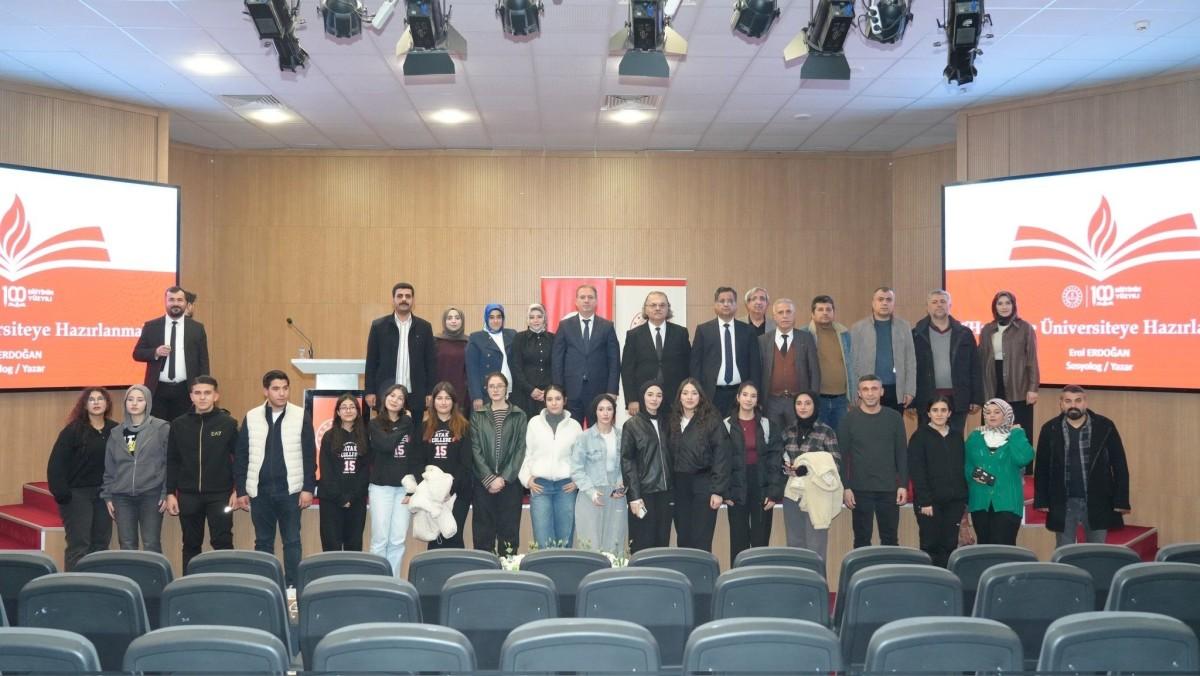 Adıyaman’da “Hayata ve Üniversiteye Hazırlanmak” Konferansı Gerçekleştirildi