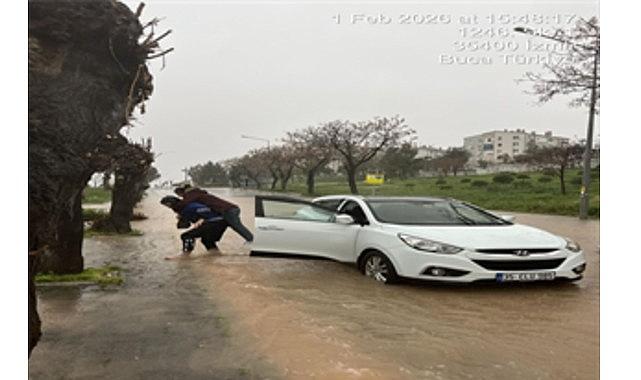 Büyükşehir'in zabıtası İzmirliyi sırtında taşıdı