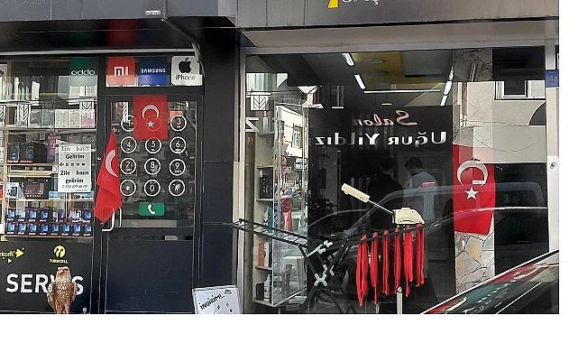 Karaman Belediyesi'nden Esnaflara Bayrak Hediyesi