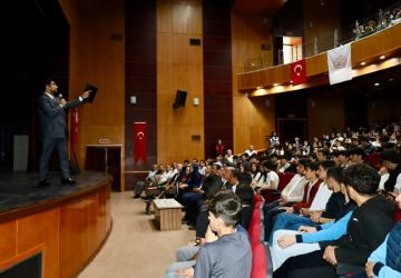 Kahta’da ‘Z Kuşağı Değil, İz Bırakan Kuşak’ konulu konferans programı düzenlendi