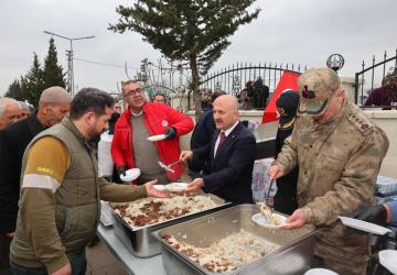 Vali Varol, şehitler için düzenlenen etkinlikte vatandaşlarla buluştu
