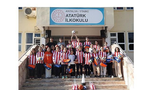 Büyükşehir'den geleceğin sporcularına malzeme desteği