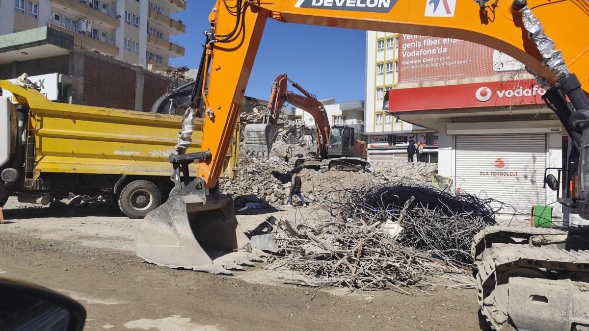 Kahta’da yıkım molozları, esnafı mağdur ediyor