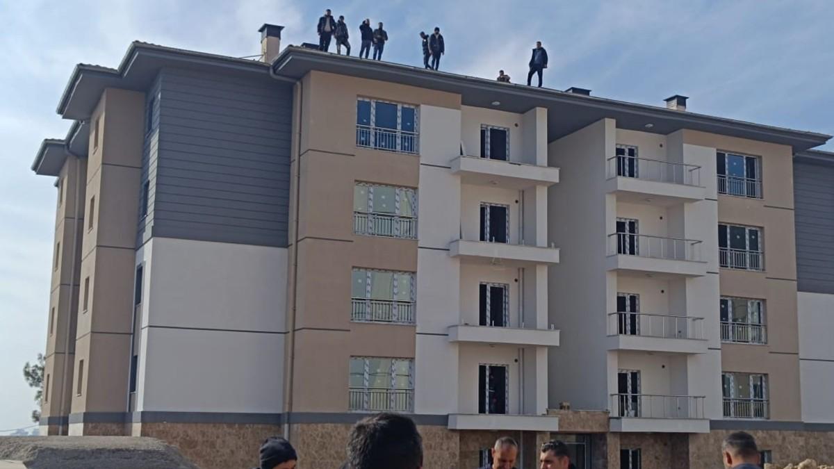 Adıyaman’da inşaat işçileri maaşlarını alamadıkları gerekçesiyle bina çatılarına çıktı - Videolu Haber