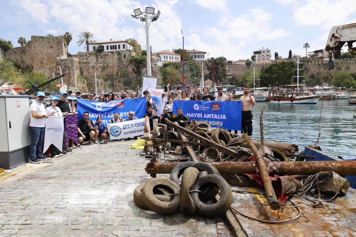 Büyükşehir Yat Limanı’nda Deniz Dip Temizliği Gerçekleştirdi