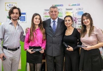 Güzelbahçe'de Belediyesi'nden 24 Kasım'a Anlamlı hediye: Öğretmenlere İsimli Kalem