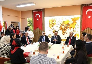 Bayrampaşa'da ikinci dönem bayrak sevgisiyle başladı