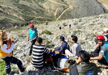 Kayalıklardan düşen genç helikopterle kurtarıldı - Videolu Haber