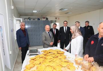 Vali Osman Varol’dan Samsat Taplama Üretim Merkezine ziyaret