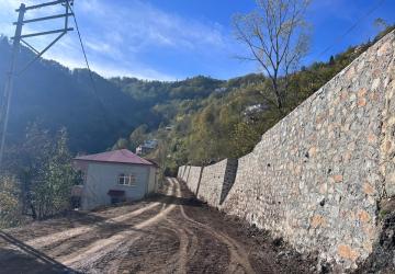 Büyükşehir Taş Duvar Çalışmalarıyla Yolları Daha Güvenli Hale Getiriyor