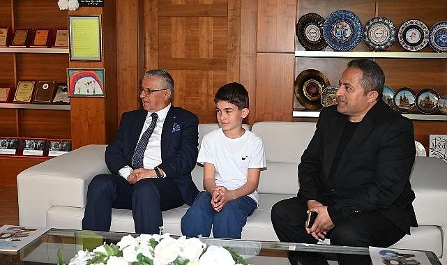 Öğrenciler Başkanlık koltuğuna oturdu