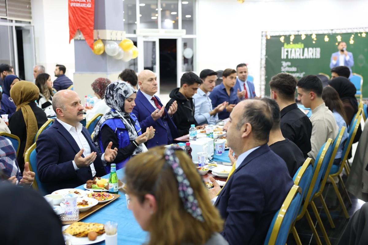 Vali Osman Varol Gençlerle iftarda bir araya geldi
