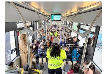 Konya Büyükşehir'in Nezaket Otobüsü Öğrencilere Trafik Kültürünü Aşılıyor