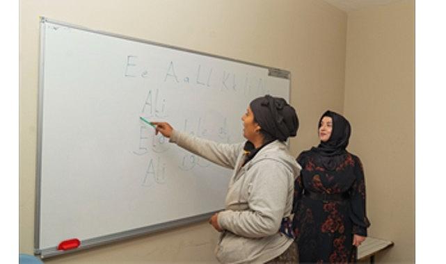 “Emojilerle konuşuyorduk, şimdi okuma yazma öğreniyoruz"