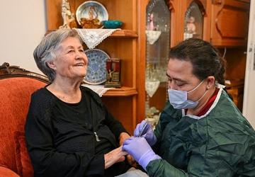 Bornova'da yaşlı ve engelliler evlerinde yalnız değil