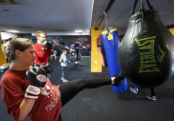 Bucalı kadınlar şiddete karşı kick boks öğreniyor