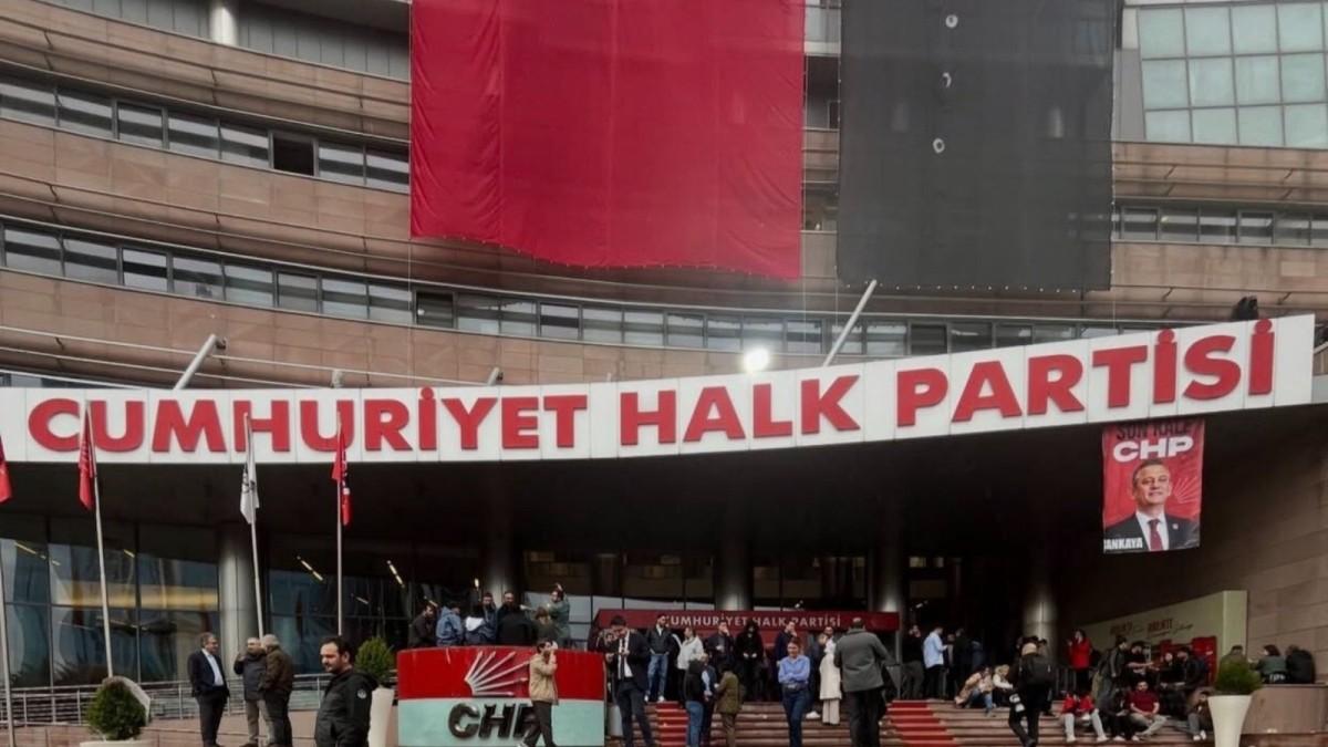CHP Genel Merkezi’nde tahliye gerginliği: Özgür Özel binadan ayrıldı - Videolu Haber