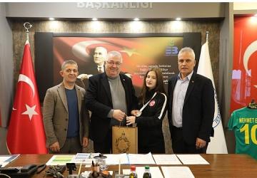 Edremit'in gururu Ecrin Yanıt'tan bir Türkiye Şampiyonluğu daha