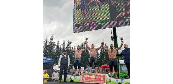 Kemer Belediye güreşçileri kürsüye çıktı