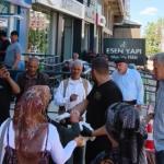 Kahta’da sıra bekleyen vatandaşlara anlamlı ikram
