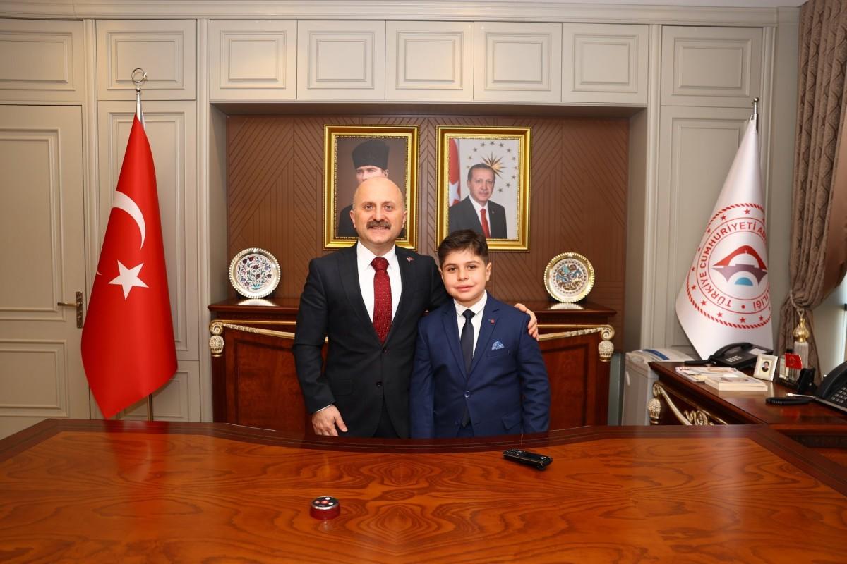 Vali Varol, 23 Nisan’da makamını temsili olarak öğrenciye devretti