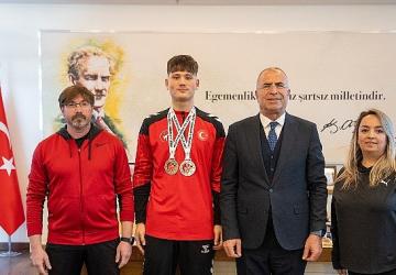 Gaziemirli taekwondocu Türkiye şampiyonu oldu